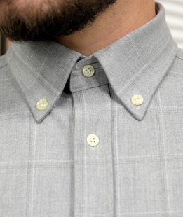 Κομψό βαμβακερό ανδρικό πουκάμισο σε γκρι καρό πυκνό ύφασμα 