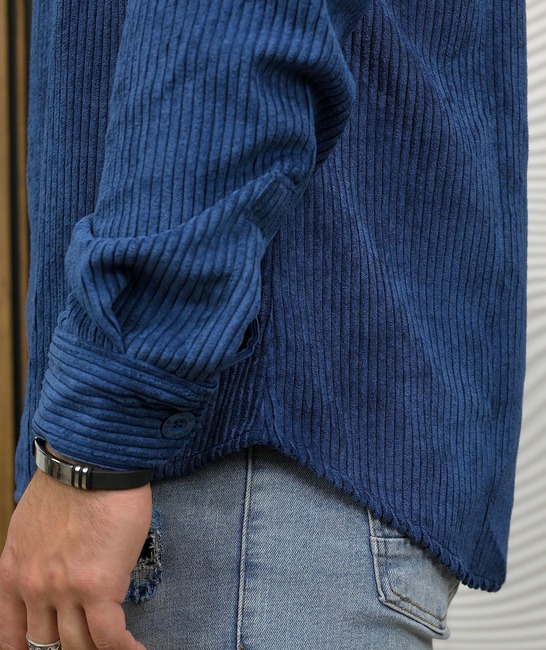 Κοτλέ ανδρικό πουκάμισο σε μπλε χρώμα με δύο τσέπες