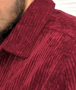 Κομψό ανδρικό κοτλέ πουκάμισο σε χρώμα κερασι