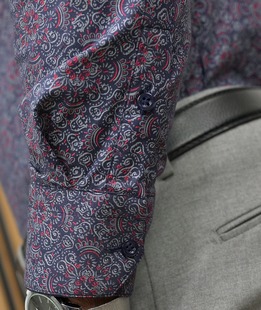 Κομψό πουκάμισο σε σκούρο μπλε σε γκρι στοιχεία