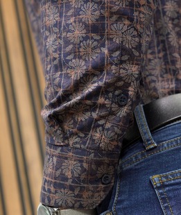 Ανδρικό πουκάμισο με floral στοιχεια σε καφέ χρώμα