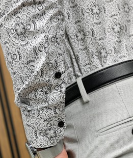 Λευκό πουκάμισο με μαύρα μικρά στοιχεία με μακρύ μανίκι