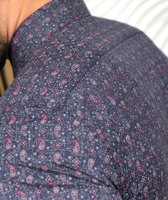 Κομψό μακρυμάνικο πουκάμισο με στοιχεία paisley σε μπορντό