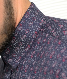 Κομψό μακρυμάνικο πουκάμισο με στοιχεία paisley σε μπορντό