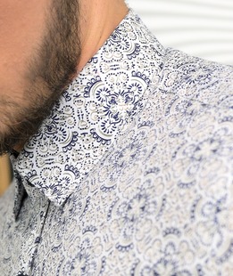 Κομψό λευκό πουκάμισο με μπλε και μπεζ στοιχεία