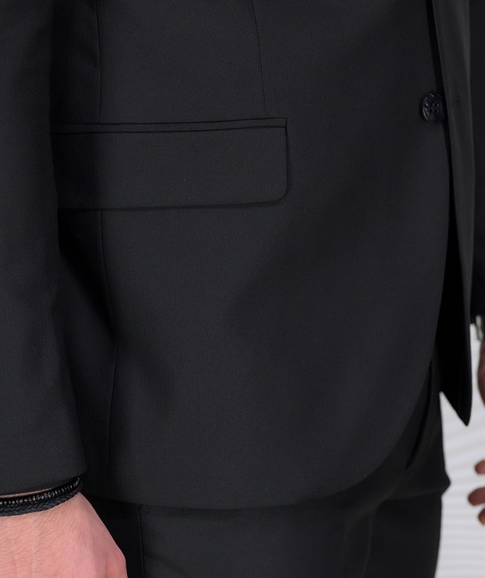 Πολυτελές ανδρικό μαύρο κοστούμι δύο τεμαχίων φαρδιά σιλουέτα
