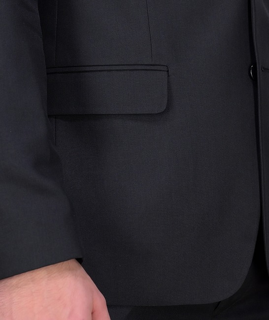 Κλασικό μαύρο κοστούμι με λεία δομή δύο τεμαχίων