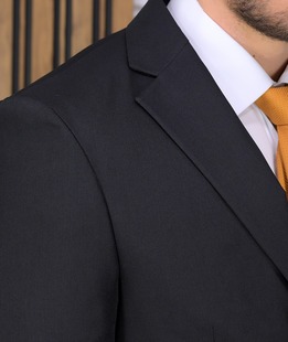 Κλασικό μαύρο κοστούμι με λεία δομή δύο τεμαχίων