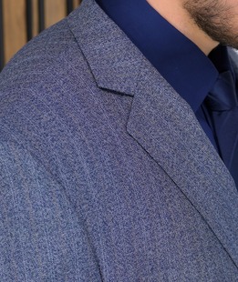 Εκλεπτυσμένο ανδρικό μπλε κοστούμι με λεπτή, εντυπωσιακή ρίγα
