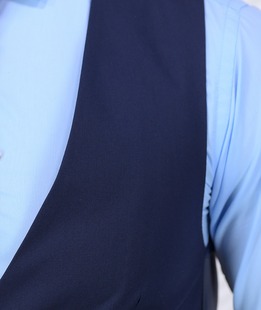 Ανδρικό γιλέκο με λεία ύφανση σε μπλε χρώμα