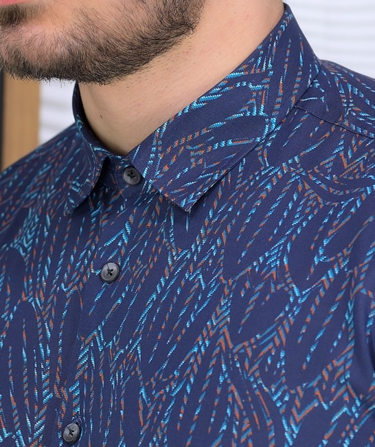 Μοντέρνο βαμβακερό πουκάμισο σε μπλε στοιχεία