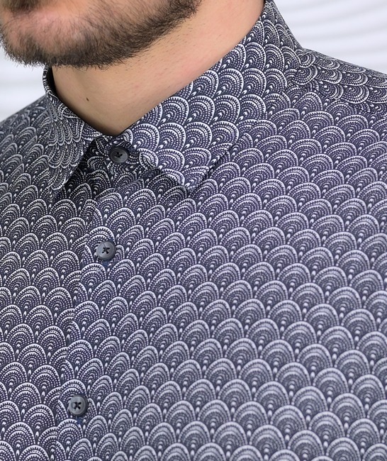 Άνετο ανδρικό πουκάμισο από βαμβάκι με μαύρα στοιχεία ουράνιου τόξου