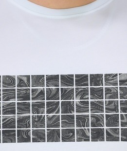 Μοντέρνο ανδρικό μπλουζάκι σε λευκό χρώμα με διακριτική απλικέ