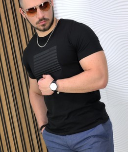 Ανδρικό εντυπωσιακό μπλουζάκι σε μαύρο χρώμα με μαύρο στάμπα Ανδρικό εντυπωσιακό μπλουζάκι σε μαύρο χρώμα με μαύρο στάμπα