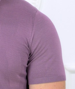 Ανδρικό άνετο πλεκτό μπλουζάκι σε μωβ Ανδρικό άνετο πλεκτό μπλουζάκι σε μωβ