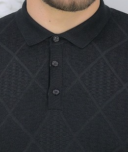 Κομψό πλεκτό ανδρικό μπλουζάκι σε μαύρο χρώμα με ρόμβους Κομψό πλεκτό ανδρικό μπλουζάκι σε μαύρο χρώμα με ρόμβους