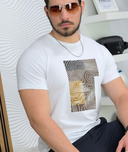 Μοντέρνο ανδρικό κοντομάνικο μπλουζάκι σε λευκό χρώμα με απλικέ Μοντέρνο ανδρικό κοντομάνικο μπλουζάκι σε λευκό χρώμα με απλικέ