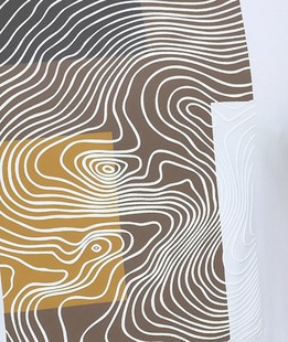 Μοντέρνο ανδρικό κοντομάνικο μπλουζάκι σε λευκό χρώμα με απλικέ Μοντέρνο ανδρικό κοντομάνικο μπλουζάκι σε λευκό χρώμα με απλικέ