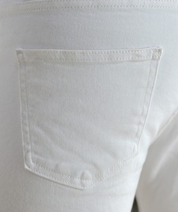 Κομψό ανδρικό τζιν σε λευκό