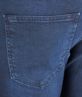 Εκλεπτυσμένο ανδρικό τζιν σε indigo Εκλεπτυσμένο ανδρικό τζιν σε indigo